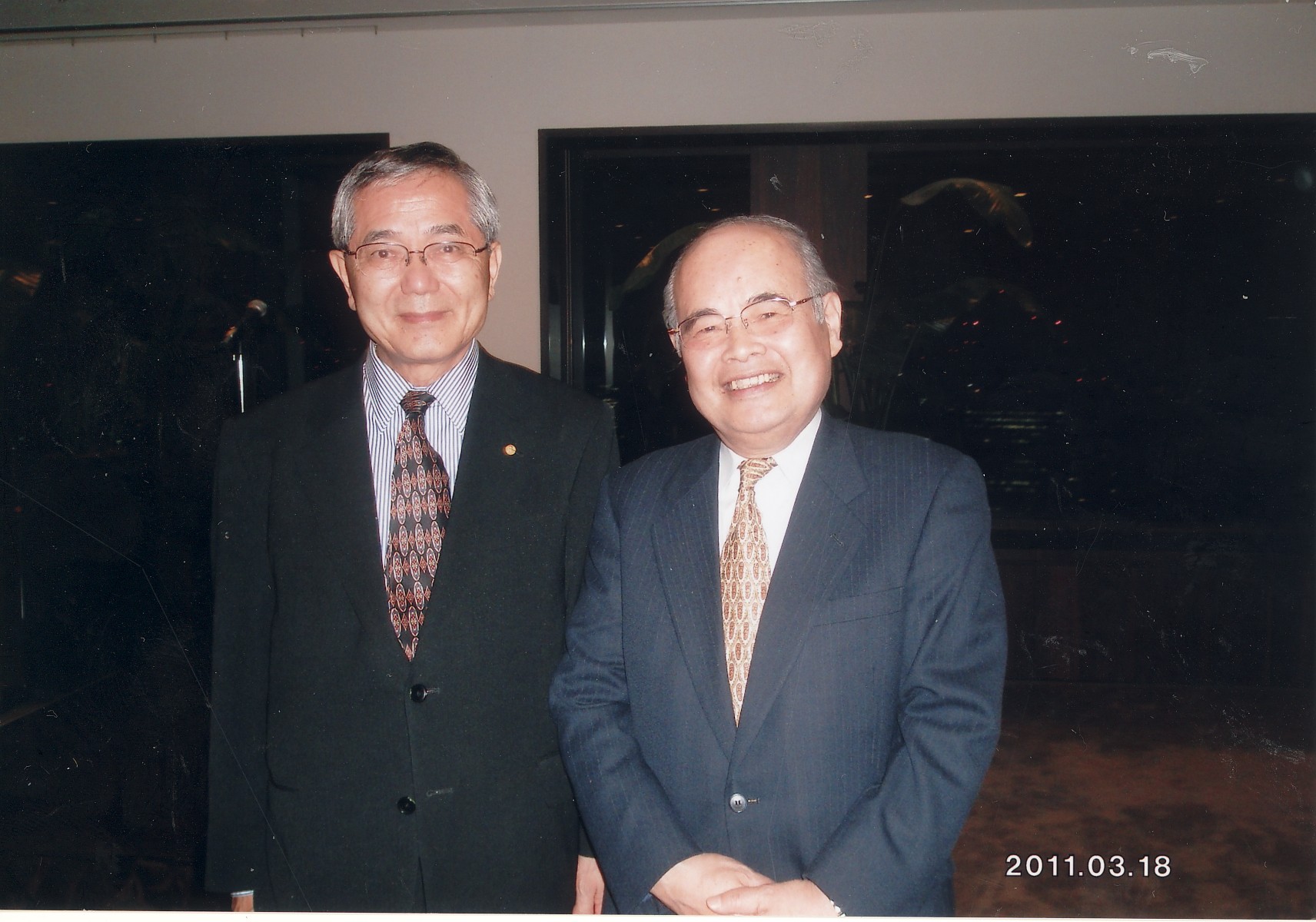 ノーベル化学賞受賞者で高校先輩の根岸英一博士と　2011年３月