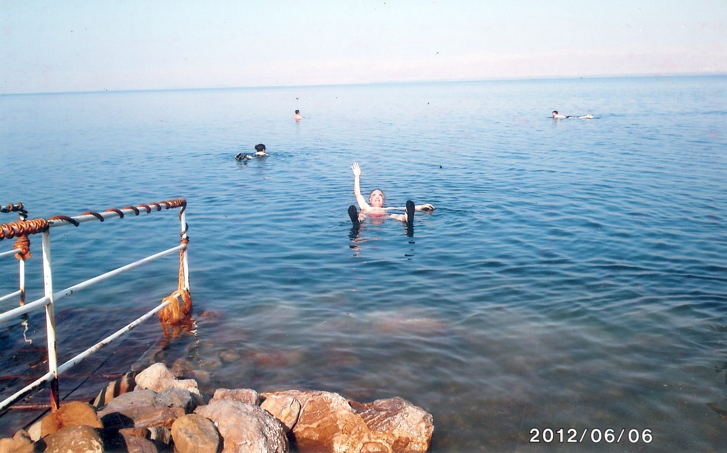 死海で身体が浮くことを実感　2012年６月