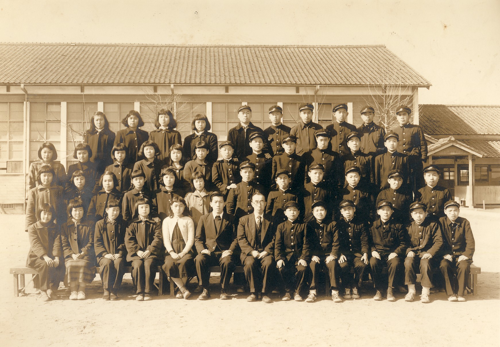 京都市立上桂中卒業記念・津田校長（中央右）、清水義一先生と同級生　最後列右端　1954年３月
