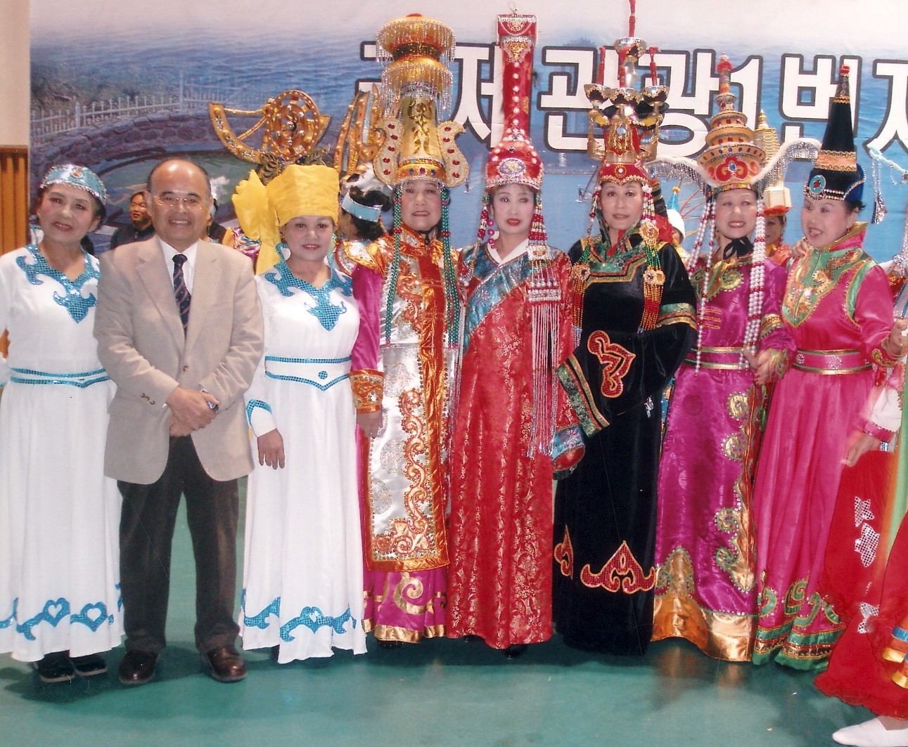 韓国束草市で開催の日中韓「高齢者の生き方」シンポジウムに日本人唯一のパネリストとして招かれる。　2008年11月