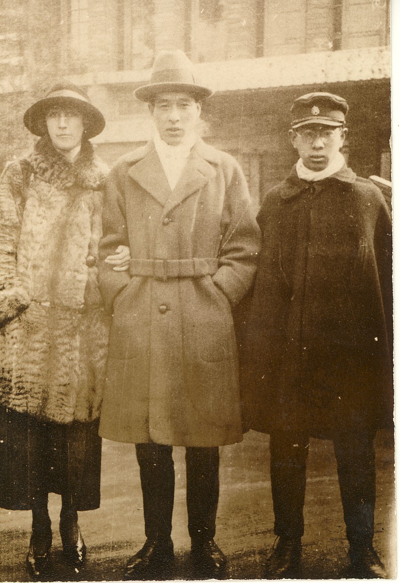 伯父とドイツ人の伯母エリザベス、右は父　1923年