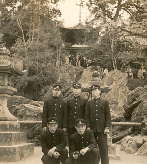 修学旅行で石山寺を見学・前列右　1956年４月