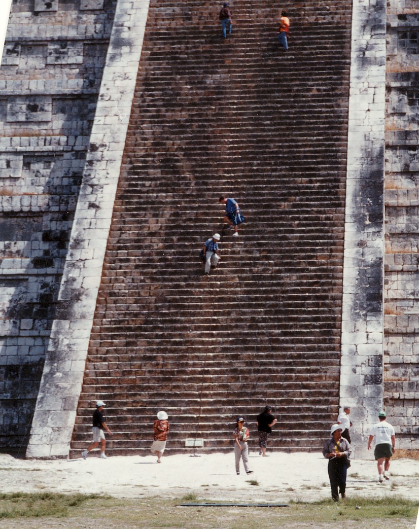 マヤ文明遺産のチチェイン・イッツァの階段中央を下る。　1994年２月