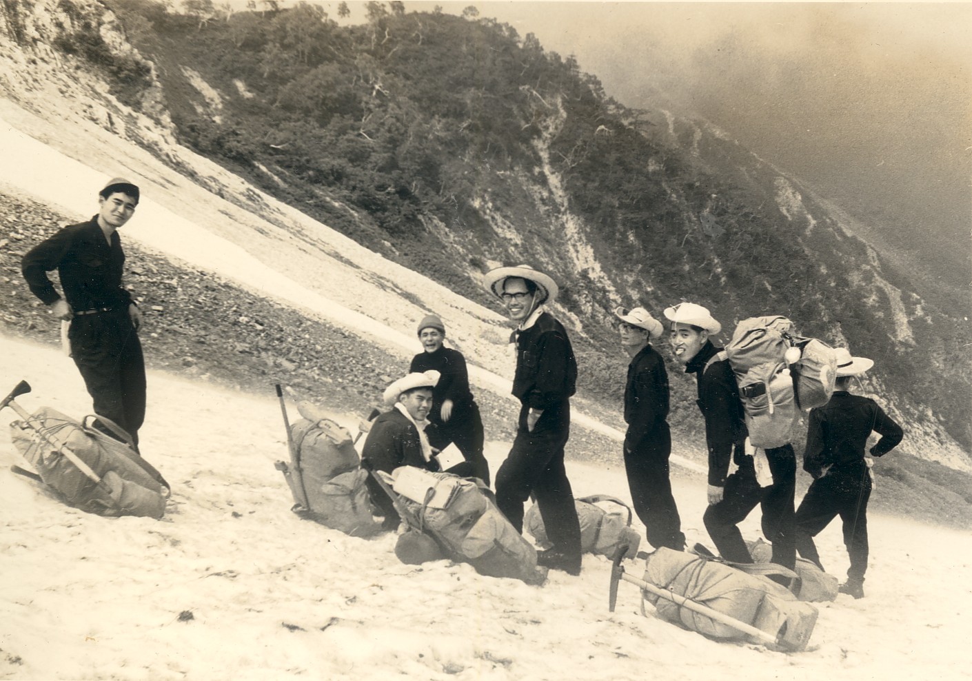 北アルプス・白馬大雪渓にて（中央）　1962年７月