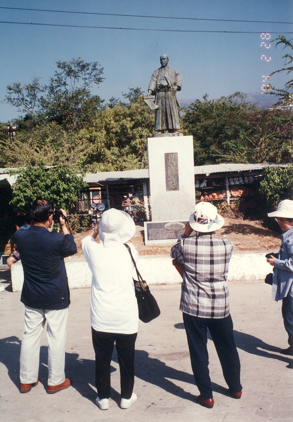 メキシコ・アカプルコ海岸に建つ支倉常長（1614年寄港）像をカメラに収める。1994年２月