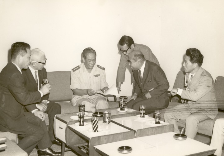 ビルマ政府要人・ウ・チッ・キン情報局長を鈴木元第5飛行師団参謀長、宮辺飛行第64戦隊長らとともに表敬訪問　1972年１月21日