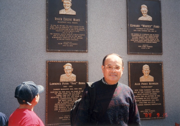 ヤンキースタジアムの名選手記念碑を背に　2001年５月