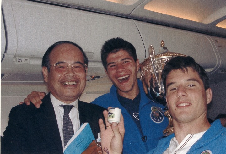 パリからポルトへ向かう機中で、サッカー欧州Ｕ17杯に優勝、凱旋帰国するポルトガル・チームと同席　2001年６月