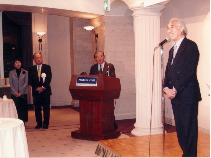 出版記念会で挨拶される小中陽太郎氏　2004年11月