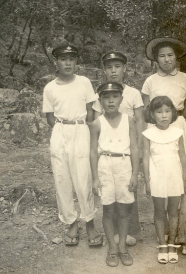 京都市立上桂中３年時・弟と妹、従姉と西芳寺（苔寺）にて　1953年８月
