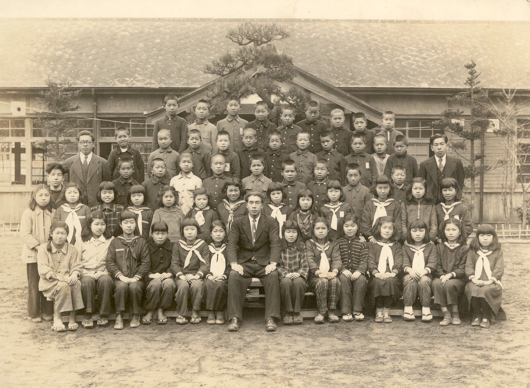 千葉幕張小卒業記念・恩師湯浅和先生と同級生　前から３列目右から４人目　1951年３月